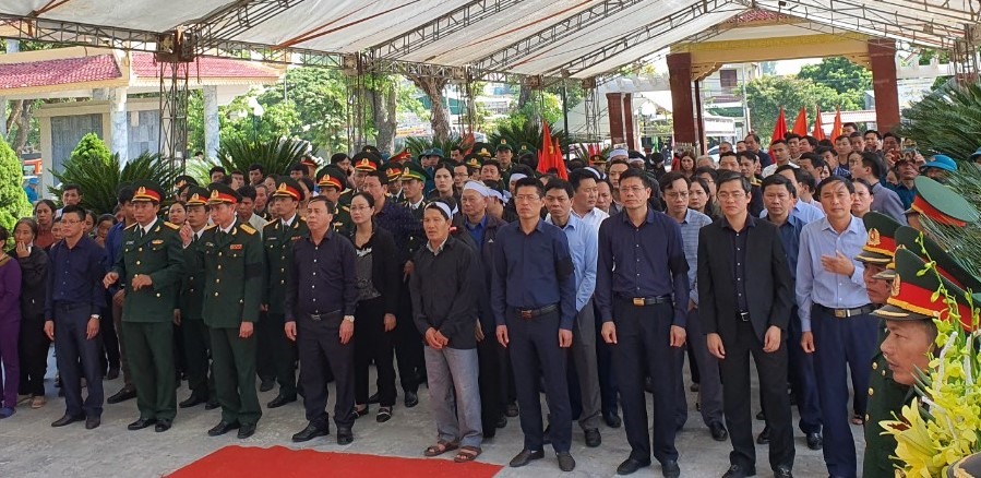Tang lễ liệt sĩ Bùi Đình Toản được tổ chức tại Nghĩa trang liệt sĩ huyện Quỳnh Lưu-TX Hoàng Mai (Nghệ An). Ảnh: QĐ