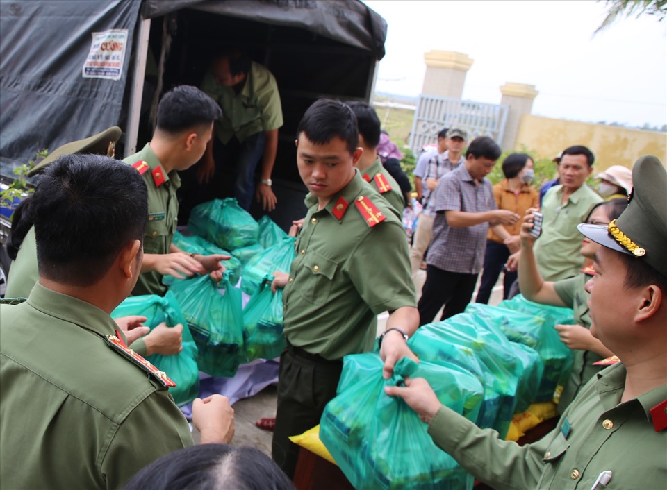 Lực lượng Công an tỉnh Quảng Trị hỗ trợ đoàn vận chuyển và cấp phát các phần quà. Ảnh: Hưng Thơ.