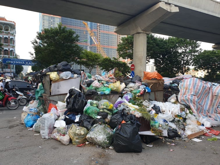 Rác nội thành Hà Nội ùn ứ, tràn ra đường vì dân chặn xe vào bãi rác Nam Sơn .