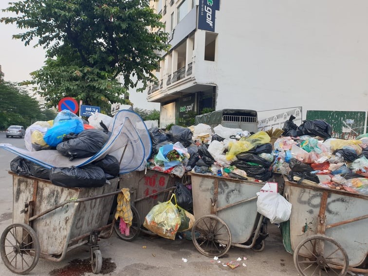 Hàng chục xe rác đang được tập kết trên phố Trần Thái Tông.