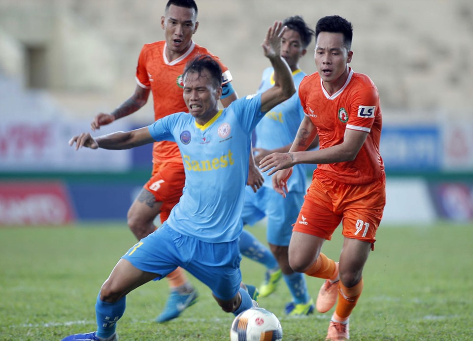 Bình Định (áo cam) giành quyền tự quyết trong cuộc đua thăng hạng V.League 2021. Ảnh: VPF.