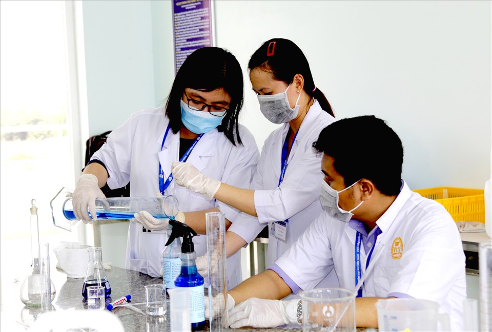 Đội ngũ cán bộ khoa học trẻ Đại học Kiên Giang nghiên cứu, chế tạo thành công Dung dịch rửa tay khô KGU. Ảnh: Lục Tùng