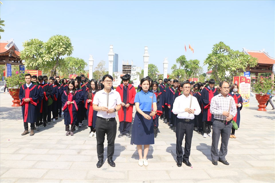 Các đại biểu cùng 130 học sinh, sinh viên xuất sắc dâng hương tại Nhà tưởng niệm đồng chí Nguyễn Đức Cảnh. Ảnh CTV