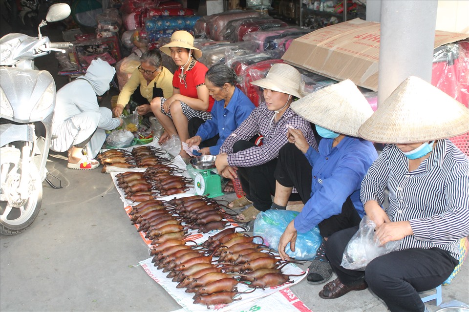 THỊT CHUỘT ĐỒNG TẨM ƯỚP GIA VỊ VÀNG ƯƠM TRÊN VỈ NƯỚNG