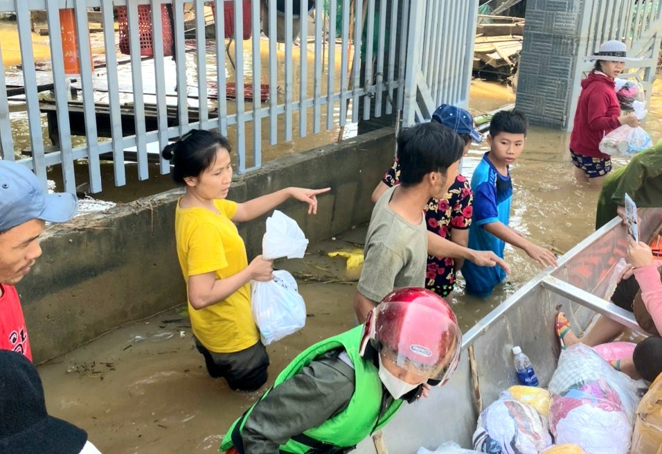 Công tác cứu hộ người dân vùng lũ Quảng Bình được triển khai khẩn trương. Ảnh: LPL