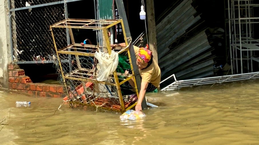 Đến sáng 25.10 hàng trăm nhà dân tại huyện Lệ Thủy vẫn ngập trong nước lũ. Ảnh: LPL
