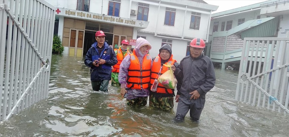 Thầy Nguyễn Quốc Hiệp và đội thiện nguyện dầm nước lũ cứu trợ người dân. Ảnh: Quốc Nam