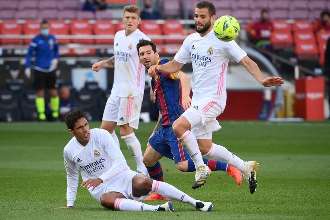Messi bị quây chặt trong trận thua 1-3 của Barca tại