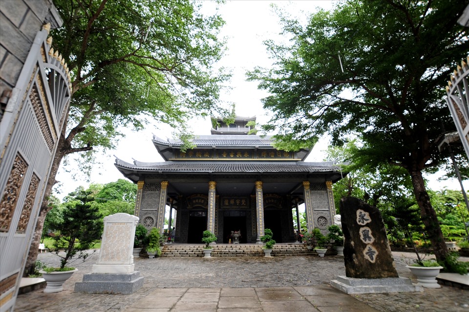 Đến chùa Vĩnh Hưng, du khách sẽ phải kinh ngạc với lối kiến trúc độc đáo được xây dựng hoàn toàn bằng đá, bố cục hài hòa giữa kiến trúc Nhật Bản và Việt Nam.