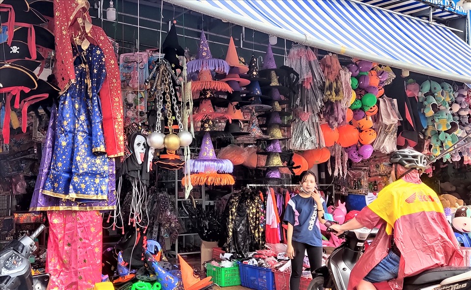 Theo ghi nhận của PV Lao Động tại các tuyến đường như: Mậu Thân, 30 tháng 4 và đại lộ Hòa Bình thì một số cửa hàng đã bày bán sớm nhất và đa dạng nhất các món đồ chơi cho dịp Halloween.
