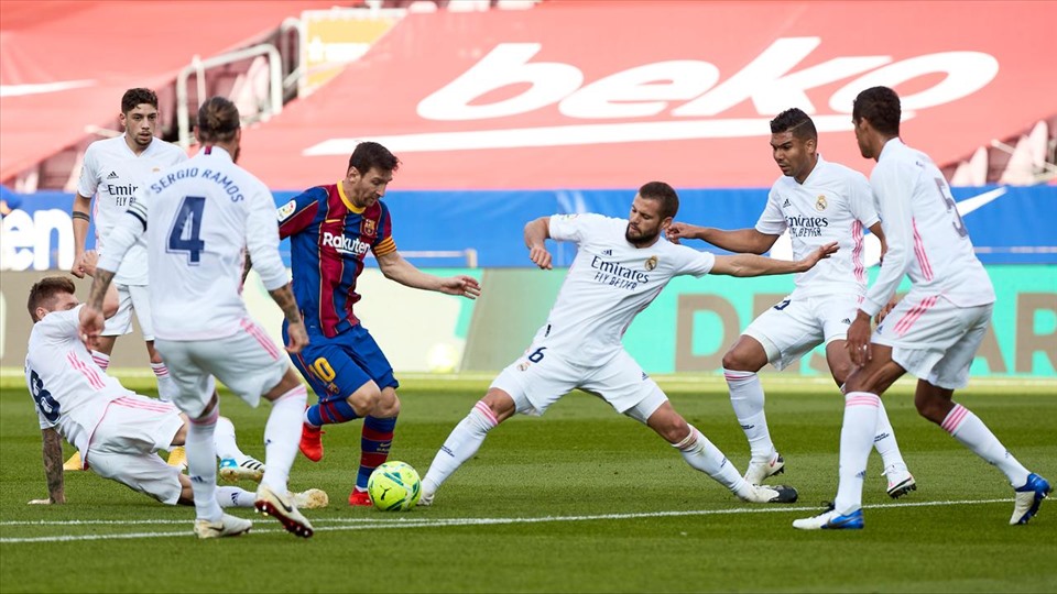 Lionel Messi đã phải tự mình đi bóng khá nhiều nhưng tỉ lệ thành công không cao. Ảnh: Getty Images