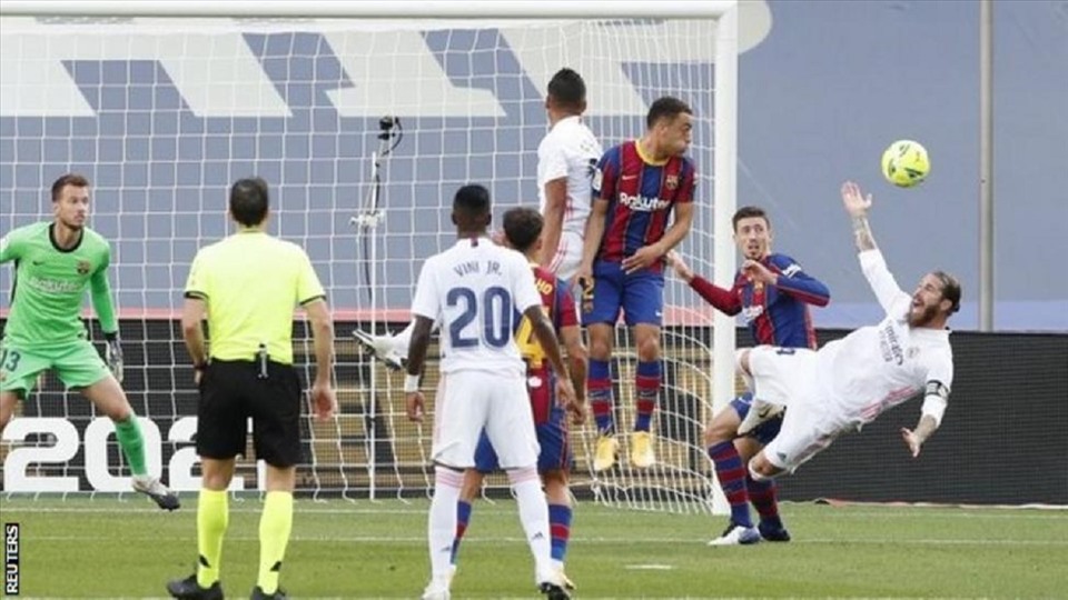 Tình huống gây tranh cãi và VAR đã can thiệp trước khi trọng tài dành cho Real Madrid quả 11m. Ảnh: Getty Images