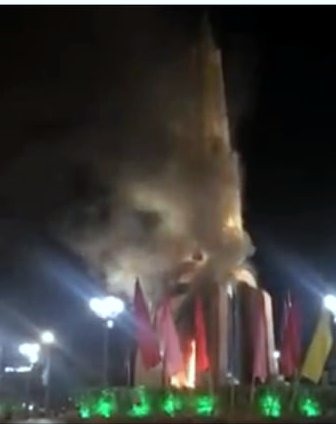Sở Thông tin Truyền thông Cà Mau đã mời người sử dụng mạng xã hội cho rằng tượng đài Cà Mau cháy để đính chính nói rõ lại là do chập điện cháy hộp điện (ảnh chụp màng hình từ Clip)