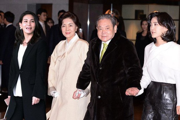 Chủ tịch Samsung chụp ảnh cùng vợ và hai con gái.