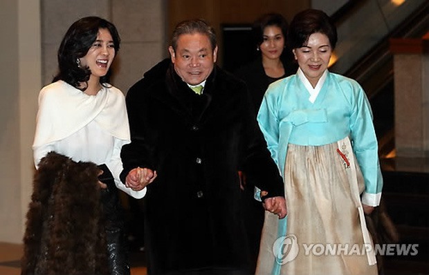 Lee Boo Jin nắm tay cha mình là Chủ tịch Samsung