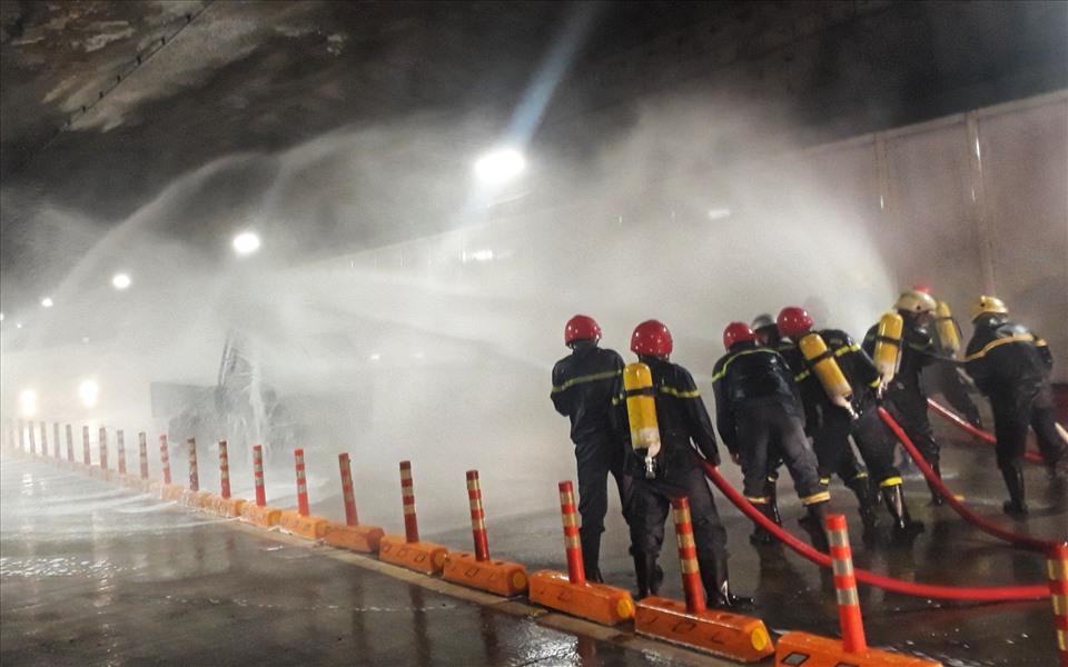 Bên trong hầm, lực lượng phòng cháy chữa cháy cấp tốc phun nước vào xe tải để dập lửa.