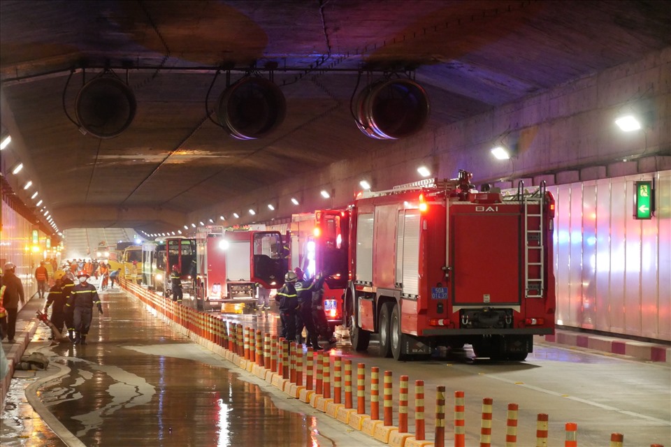 Sau buổi diễn tập nhiều đơn vị liên quan cũng có mặt để dọn dẹp hiện trường, trả lại hiện trạng ban đầu cho đường hầm nhằm đảm bảo an toàn giao thông qua lại cho người dân.