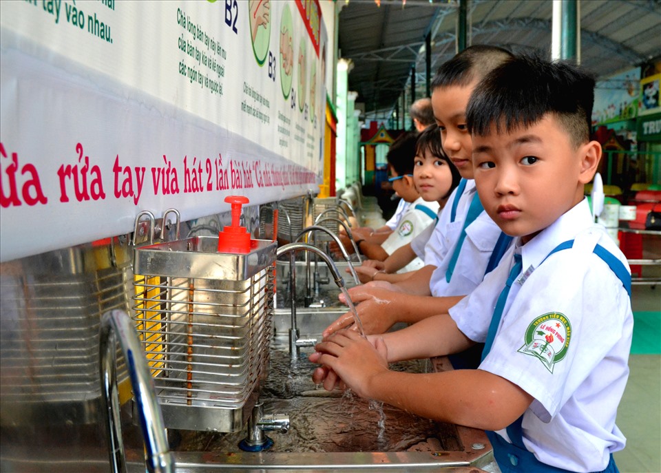 Công trình “Bồn rửa tay phòng, chống dịch bệnh Covid 19” của CĐCS Trường Tiểu học - Mẫu giáo Lê Hồng Phong. Ảnh: Lục Tùng