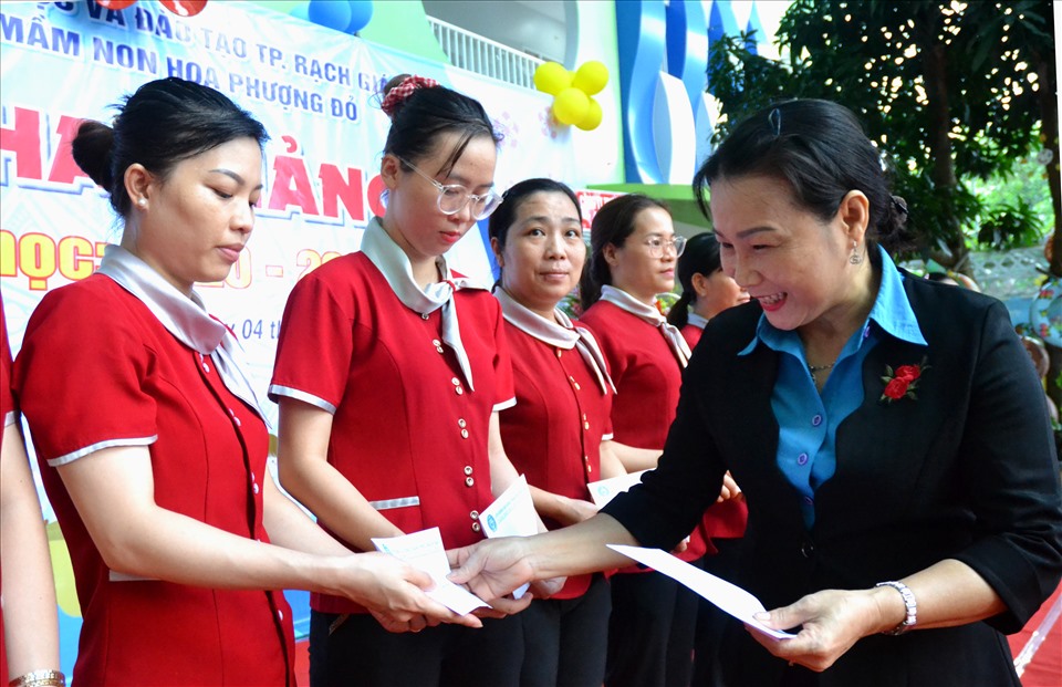 Bà Trần Thị Thu trong lần trao hỗ trợ COVID-19 cho giáo viên đang công tác tại các trường tư thục trên địa bàn. Ảnh: Lục Tùng