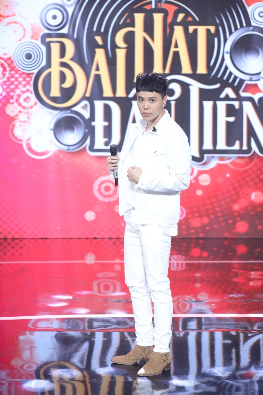 Trịnh Thăng Bình chia sẻ nhiều câu chuyện trên sân khấu “Bài hát đầu tiên“. Ảnh: NSX.