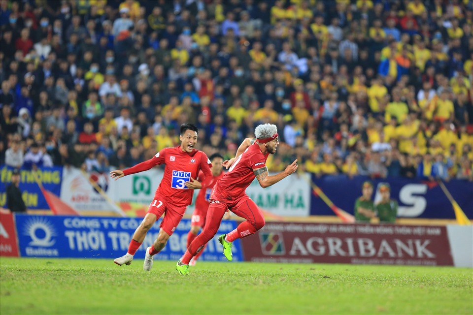 Diego Silva ghi bàn nâng tỷ số lên 2-1 cho Hải Phòng đẩy trận đấu lên cao trào.