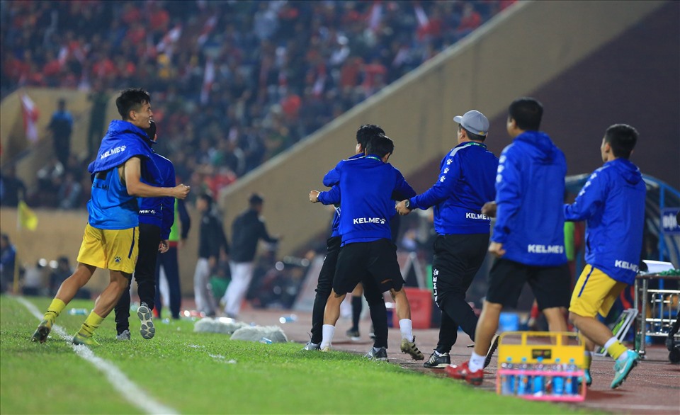 Ban huấn luyện Nam Định ăn mừng pha sút penalty thành công của Rafaelson.