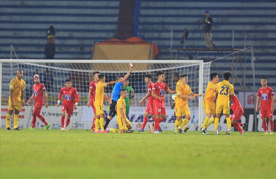 Thẻ đỏ ở những phút cuối trận đấu của Văn Hạnh khiến Hải Phòng chỉ còn thi đấu với 10 người.