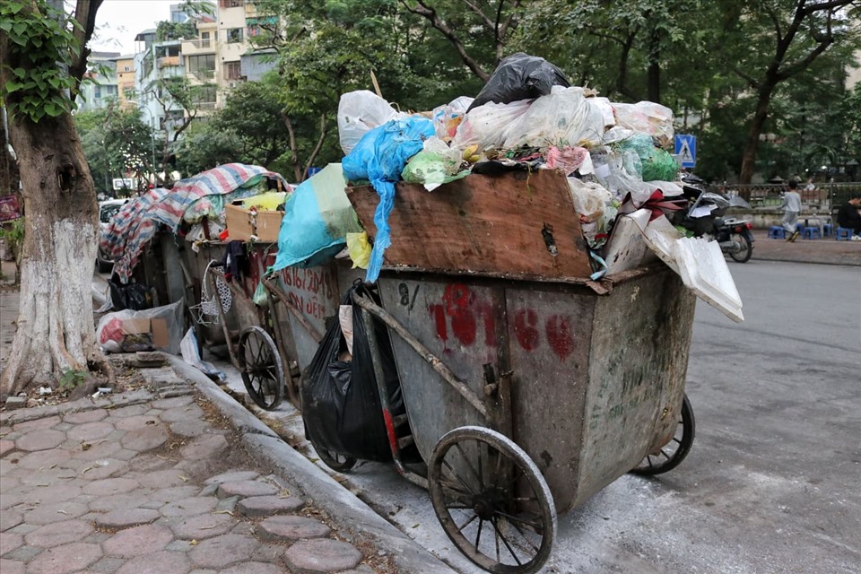 Do khu xử lý rác tại bãi rác Nam Sơn bị chặn, tại các chung cư Hà Nội những ngày qua  một lượng rác lớn đang bị ùn tắc cục bộ. Ảnh: Lan Nhi.