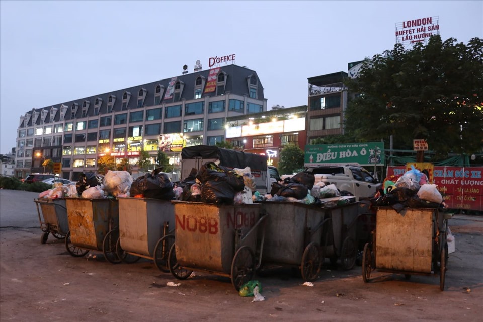 “Bốt” rác tồn đọng nhiều ngày ở khu vực chung cư trên đường Thành Thái. Ảnh: Lan Nhi.