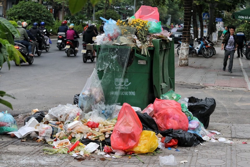 Nhiều điểm trên phố Đào Tấn trở thành điểm tập kết rác bất đắc dĩ, gây ô nhiễm môi trường. Ảnh: Lan Nhi.