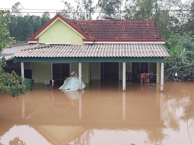 Cảnh nhà dân ở xã Cẩm Thành (Cẩm Xuyên) thuộc hạ du hồ Kẻ Gỗ bị ngập sâu trong đợt mưa lũ từ ngày 18 - 21.10. Ảnh: Trần Tuấn.