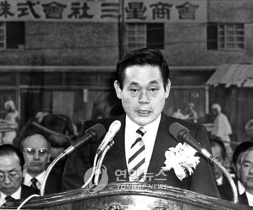 Chủ tịch Samsung Lee Kun-hee trong một sự kiện tại Seoul, ngày 22.3.1988. Ảnh: Yonhap