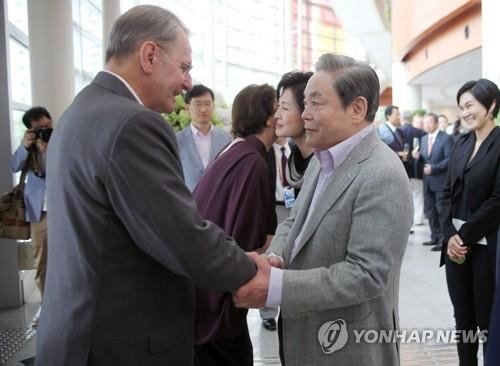 Chủ tịch Tập đoàn Samsung Lee Kun-hee (phải) bắt tay Chủ tịch Ủy ban Olympic Quốc tế lúc đó là Jacques Rogge tại một sự kiện ở Daegu, Hàn Quốc, ngày 28.8.2011. Ảnh: Yonhap