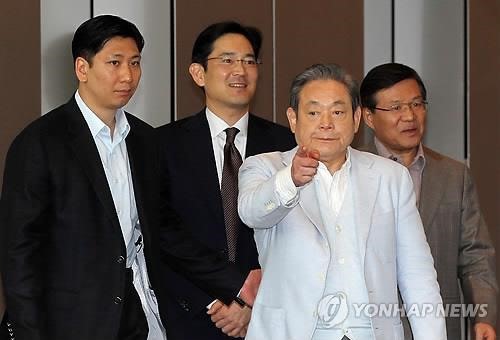 Trong bức ảnh chụp ngày 21.4. 2011, Chủ tịch Samsung Lee Kun-hee (thứ 3 từ trái), con trai Lee Jae-yong (thứ 2 từ trái), và các quan chức khác của công ty bước vào tòa nhà văn phòng Samsung Electronics ở Seoul. Ảnh: Yonhap