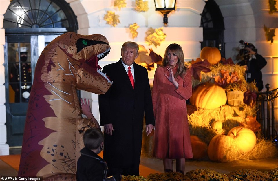 Đệ nhất phu nhân Melania Trump dường như hơi giật mình khi nhìn thấy một con khủng long bạo chúa khổng lồ. Ảnh: