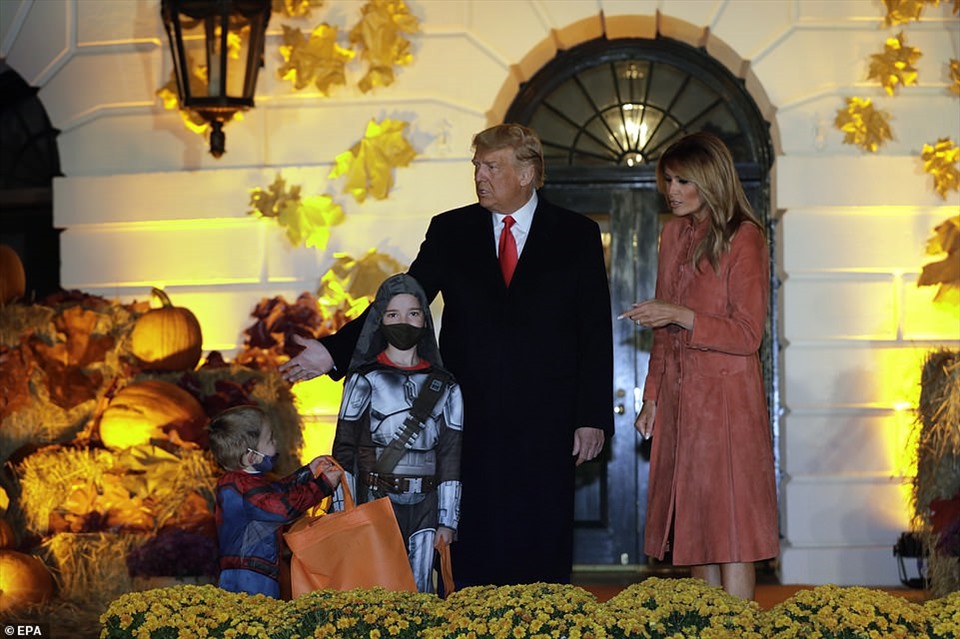 Tổng thống Donald Trump và bà Melania Trump đã bỏ qua việc đưa kẹo tại lễ kỷ niệm Halloween năm nay tại Nhà Trắng. Thay vào đó, vợ chồng tổng thống Mỹ vẫy tay chào những vị khách nhí dự một sự kiện quy mô nhỏ do đại dịch COVID-19.