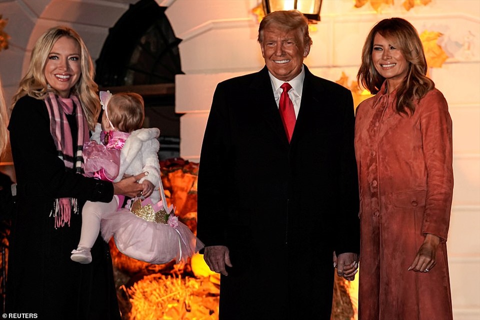Thư ký báo chí Nhà Trắng Kayleigh McEnany đưa con gái 11 tháng tuổi tới tiệc Halloween Nhà Trắng. Con gái bà mặc đồ hóa trang hình con chuột.