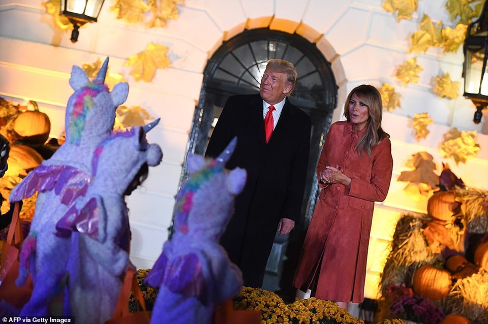 Một nhóm trẻ nhỏ hóa trang thành kỳ lân di chuyển qua trước vợ chồng Tổng thống Donald Trump. Theo Daily Mail, vợ chồng tổng thống Mỹ dành khoảng 35 phút để vẫy chào trẻ em tới dự Halloween ở Nhà Trắng.