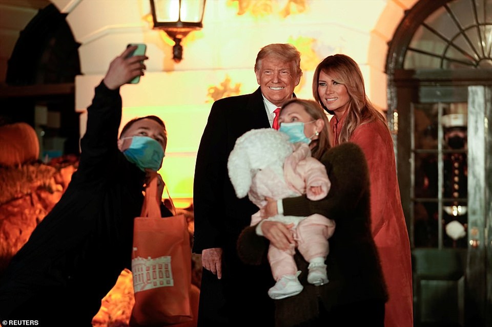 Vợ chồng tổng thống Mỹ chụp ảnh cùng 1 gia đình. Họ giữ khoảng cách xa khi chụp ảnh để đảm bảo giãn cách xã hội trong bối cảnh đại dịch COVID-19. Ảnh: