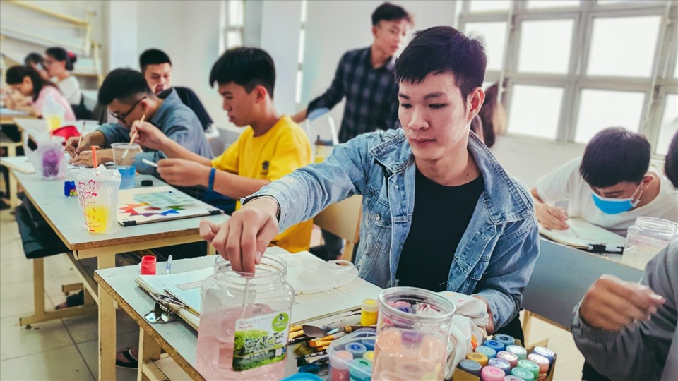 Sinh viên trường CĐ Mỹ thuật Trang trí Đồng Nai thực hành vè trang trí cơ bản trong giờ học. Ảnh: Minh Khang