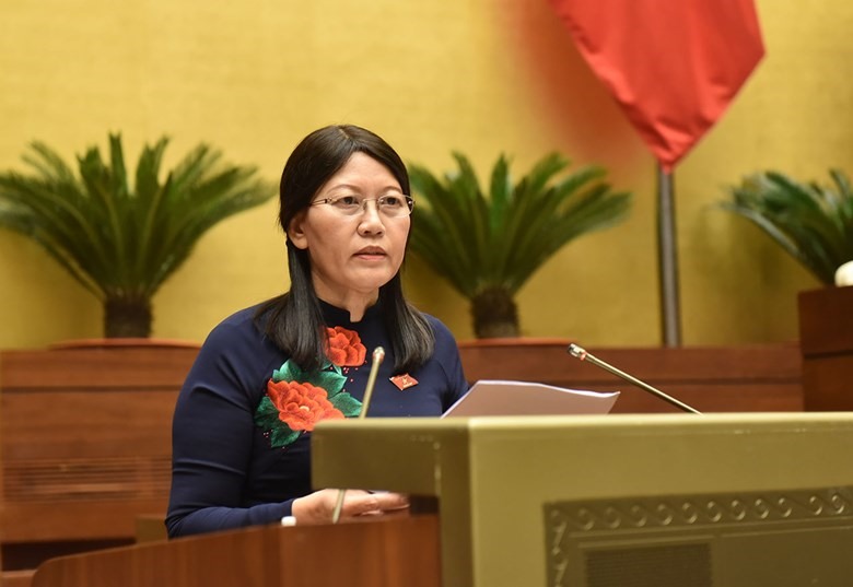 Chủ nhiệm Uỷ ban Tư pháp của Quốc hội Lê Thị Nga trình bày báo cáo thẩm tra