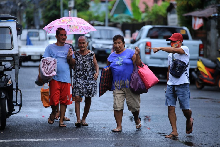 Người dân ở thành phố Legaspi, tỉnh Albay sơ tán tránh bão Molave hôm 25.10. Ảnh: AFP.