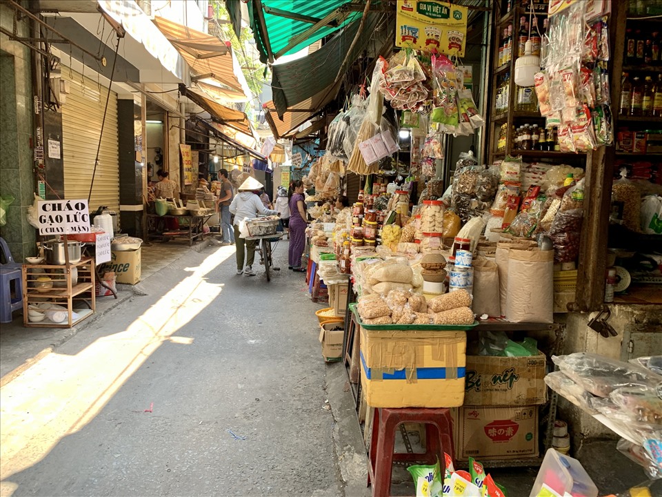Chợ Phường 11 (quận Tân Bình, TPHCM) được mệnh danh là miền Trung thu nhỏ bởi chuyên bán các sản phẩm vùng miền đặc trưng.  Tuy nhiên vì ảnh hưởng của mưa bão suốt thời gian qua nên nhiều loại rau, củ trở nên khan hiểm, tăng giá khá mạnh.