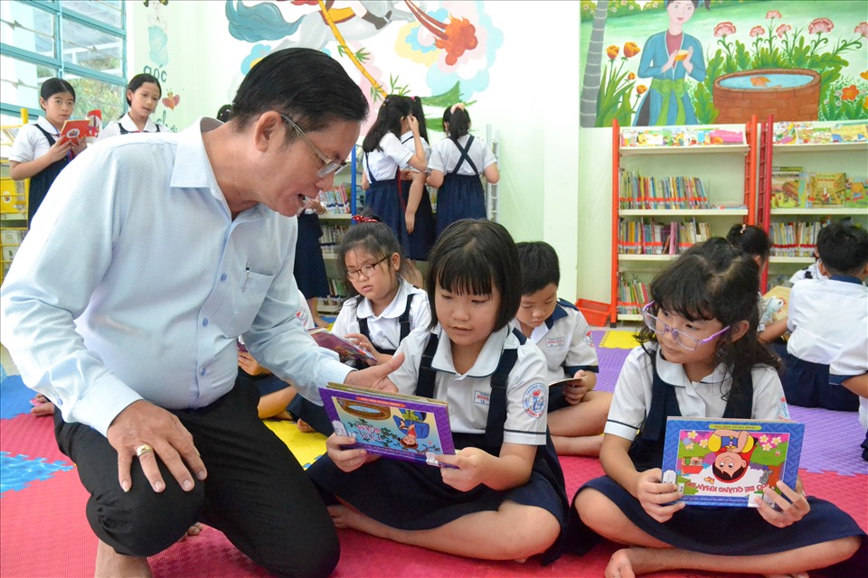 Với việc thường xuyên tham gia tương tác với học sinh của các thầy cô, Thư viện thân thiện ở Trường Tiểu học Hồng Bàng mà còn là môi trường góp phần hoàn thiện nhân cách cho các em. Ảnh: Lục Tùng