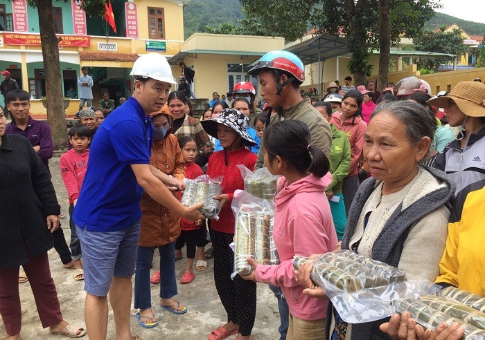 Đoàn trao quà cho người dân bị ảnh hưởng bởi mưa lũ tại tỉnh Quảng Trị. Ảnh: Hoàng Tuân.