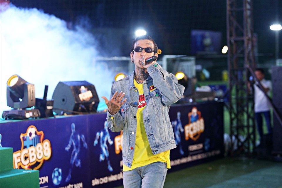 Tiếp nối sức nóng là chàng rapper Dế Choắt đang nhận nhiều chú ý từ Rap Việt. Anh chàng “nổ” ngay loạt hit làm nên tên tuổi như  ‘Phiêu lưu ký’, ‘Lụm’ và ‘Chú bé loắt choắt’.
