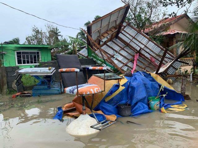 Ngập lụt tại thị trấn Pola trên đảo Mindoro, miền trung Philippines, 26.10. Ảnh: AP