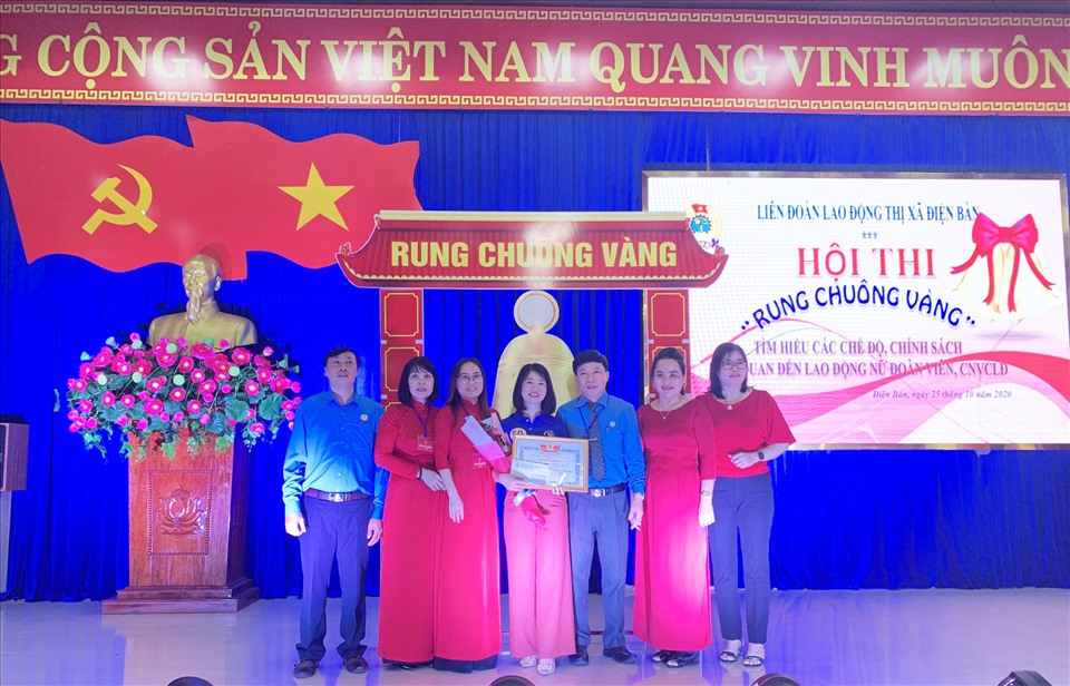 Ban tổ chức trao giải nhất cho thí sinh Lê Thị Diễm (đứng giữa). Ảnh: Lan Hương