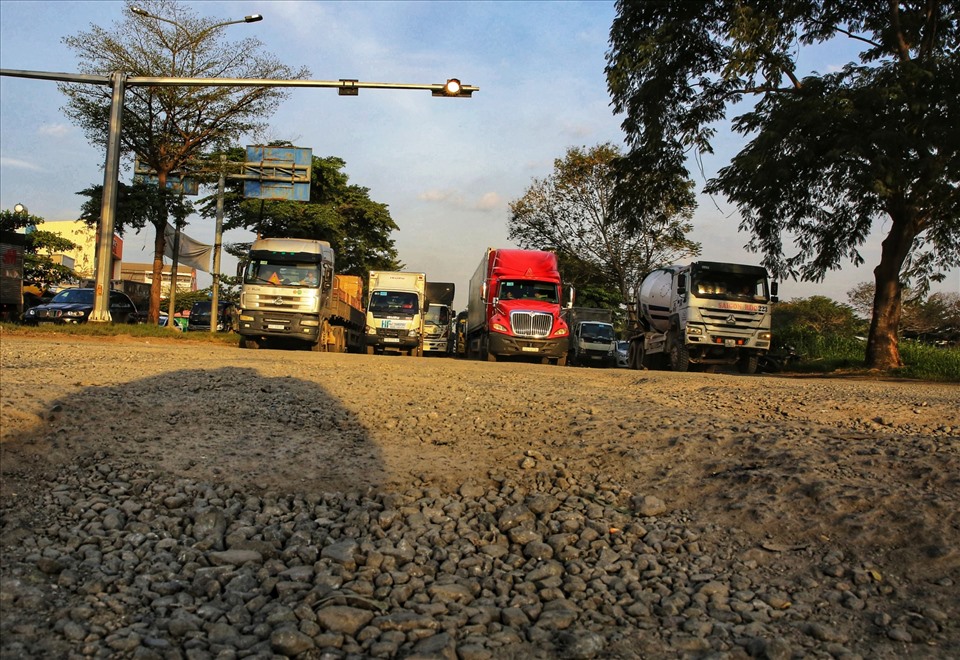 Đại lộ Nguyễn Văn Linh dài hơn 20km, chạy qua địa bàn quận 7 và huyện Bình Chánh TPHCM. Đường rộng khoảng 100m, trung bình 10 làn xe (đoạn qua khu vực Phú Mỹ Hưng có 14 làn xe), là 1 trong những con đường bề thế của TPHCM.