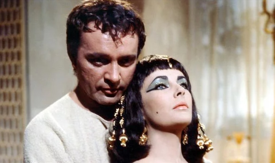 Elizabeth Taylor và Richard Burton thủ vai Antony và Cleopatra. Ảnh: Getty